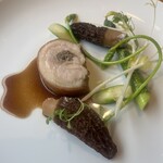 アンペイジ - スペイン産子豚　アスパラ　モリーユのファルシ　マデラソース