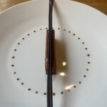 アンペイジ - 白胡椒のニュアンスのあるショコラ　ラングドシャのスティック　キャラメル