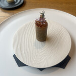 アンペイジ - パートフィロを筒状にしたアミューズ　フリットした桜海老と甘海老のタルタル