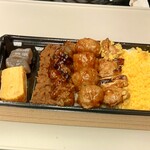 鶏三和 - 焼鳥弁当 (税込)899円 ※開封後 (2025.05.19)