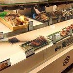 鶏三和 - ショーケースには焼鳥がいっぱい② (2025.05.19)