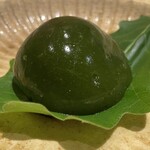 銀座 しのはら - つかむのもやっとのヤワヤワ葛ま饅頭