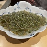 銀座 しのはら - ロイヤルコペンハーゲン　ブルーフルーテッドの大きなボウルにじゅんさいスタンバイ