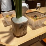 銀座 しのはら - オールドバカラの鉢と葉菖蒲をさした唐津（？）も素敵ですも素敵