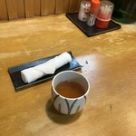 いわもと - お茶とタオルのおしぼり出してくれます　　　　　　　テーブル調味料は　塩・一味