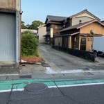 いわもと - 駐車場側からお店　　　　　　　　　　　　　　　　　道を挟んで向かいの道を入った場所の右手です