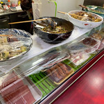 もんた - カウンターの大皿料理