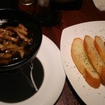 HANA  - 鶏とキノコのアヒージョ＆バケット＠960円