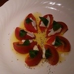 HANA  - モッツアレラとトマトのカプレーゼ＠750円