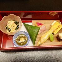 月亭 町田店 - 焼八寸：稚鮎天ぷら、ちまき、竹の子と若布のナムル、丸十レモン煮、鴨燻製、玉子焼き、海老マヨ寿司