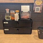 麺処 湯咲 - カウンターの調味料