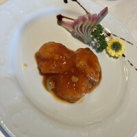 中国料理 盤古殿 馬車道TERRACE店 - 揚げたてをソースで和えている