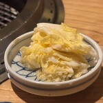 大皿焼肉 老中 - 白菜林檎酢漬け
      箸休めに良きな上品な酢漬け
      おかわりもして良いとのこと　ありがたい