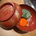 大皿焼肉 老中 - 菓子碗ユッケ　卵黄に絡めて
