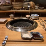 大皿焼肉 老中 - カウンター席　お客様いっぱいだから写真撮りませんでしたが天井から大きな猫柳が下がって飾られていて迫力があり雰囲気最高でした