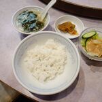 清香園 - ランチのライス（1/4盛り）、スープ、サラダ、香の物