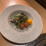大皿焼肉 老中 - 箸休め　お野菜
      大熊園芸のほうずきが可愛いくのった
      サラダ