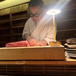 大皿焼肉 老中 - 塊肉を目の前でカット