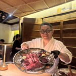 大皿焼肉 老中 - 和牛焼肉　大皿焼肉　老中特上盛り
      黒毛和牛を持った大将　会話も楽しい♪