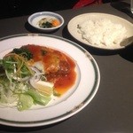 レストラン三澤亭 - 2014.8.22　ハンバーグトマトソース＋ライスセット（味噌汁、漬物付き）　１０００円＋３００円