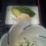 とんぼ - 付け合わせのお新香と小鉢は豆腐の白和え