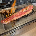 焼肉 俺家 - 広い所で嬉しそうなカルビさん