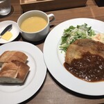キッチン グリンピース - Aランチ「ポークパン粉燒き”カツレツ”スタイル リヨネーズソース（玉ねぎソース）」（1,200圓）
                                パンorライス、私はパンを選擇。