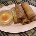 カオマンガイ - 揚げ春巻き。外はパリパリ、中はトロ〜りの熱々