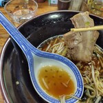 ぶるーと - 大きめチャーシューと大きなレンゲ@しょうゆラーメン