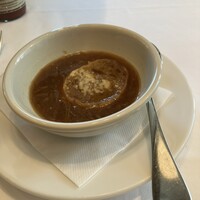 ベンジャミンステーキハウス 東京ガーデンテラス紀尾井町 - オニオングラタンスープ