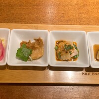 老四川 飄香小院 - ランチについてくる小品。どれもそれぞれのスパイス使いでおいしい。八角やパクチーがメリハリあってよき