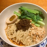 老四川 飄香小院 - 汁なし担々麺。山椒ビリリ。塩気控えめでうれしい。美味しくいただきました。小品ついてヒルズの5階で1700円くらい。ヒルズは下のアクセスしやすい店舗よりも5階のほうが空いててそれほど高くもなくいただけるのかも？