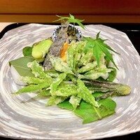 八寸 - ②八寸　
                　山葵菜の大根おろし和え
                　うなぎの八幡巻き
                　錦たまご
                　そら豆
                　レンコンの酢漬け
                　温泉卵スモークサーモン巻
                　柏餅 鶏肉の挽肉詰め
                　コシアブラの天ぷら
                　アマゴの