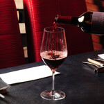 オステリアチートレ - ワイン注ぐシーン