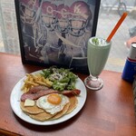 カフェ マチルダ - ベーコンエッグパンケーキ
      チョコミントシェイク