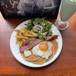 カフェ マチルダ - ベーコンエッグパンケーキ