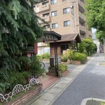 ヤマモト - 店舗横の駐車場に焙煎所がある。