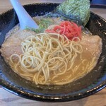 らーめんと石焼めし 若虎 - 麺