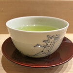 帰燕 - 〆の緑茶。この湯呑みの絵柄、屏風のアイツですな。