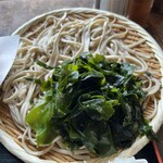 蕎麦 さだはる - 天ざる蕎麦の蕎麦と無料トッピングのワカメ