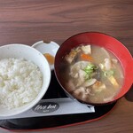 くろくまさん - ご飯（仁多米）と具沢山の豚汁