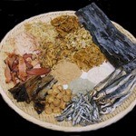 みくりやうどん - うどんだしは、全国各地から厳選した１５種類の材料で作っています。