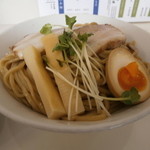 幻の中華そば加藤屋 県庁前もり～んの章 - 鰹醤油のつけ麺の麺と具（斜上から）