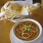 インディアン・レストラン　ロタ - 豆カレー&ナンのランチ、７００円♪サラダと飲み物がついてます。