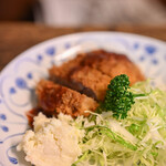 来福亭 - "炸肉餅（ミンスト・カツレツ、けだものにくつくねのころもあげ）"、荷蘭芹（ヲランダせり）＋土荳沙拉（ほどサラド）