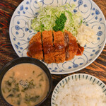 来福亭 - "炸肉餅（ミンスト・カツレツ、けだものにくつくねのころもあげ）套餐（きまりめし）"、一式（ひとそろひ）