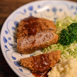 来福亭 - "炸肉餅（ミンスト・カツレツ、けだものにくつくねのころもあげ）"、斷面（きりくち）