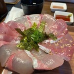 海鮮丼てんや - この日の4種は真鯛、まぐろ、ひらまさ、胡麻ぶり