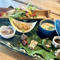 基別邸 古楽庵 - 前菜/ ラディッシュとトマトのサラダ・鶏のハツ山椒煮・ふくさ焼き・茶碗蒸し・わかさぎ南蛮漬け・胡瓜・もずく酢・卯の花・雷こんにゃく