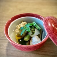 基別邸 古楽庵 - 季節の炊き合わせ。わらび・蕗・独活・南瓜・鱈子・鶏つくねなど。上品な味付けで炊き合わせられています。